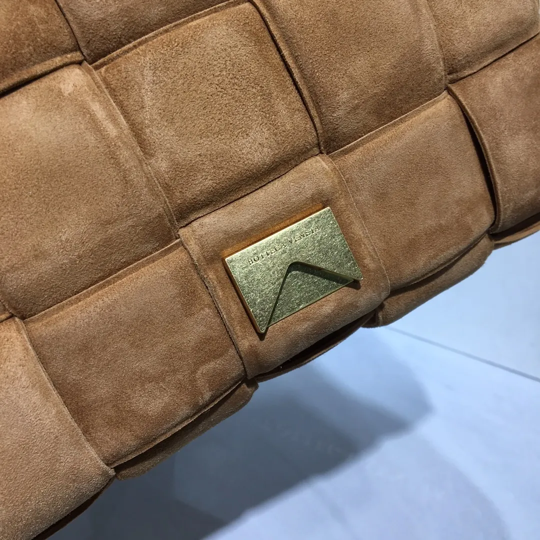 The Veneta Cassette pillow bag is made of soft frosted calfskin + aged matte gold buckle, very very fashionable! ! The leather feels super comfortable to the touch, and it has adjustable spaghetti straps with a signature triangle buckle. Size:26cm*18cm*8cm